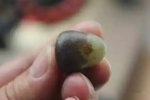 23张和田玉真假皮色对比图，看懂了再也不怕被坑  第25张