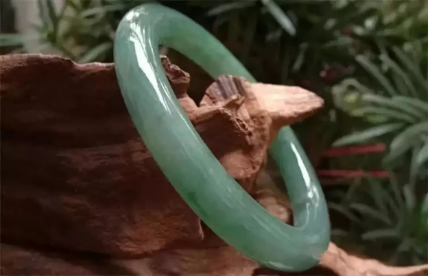 那些翡翠明明只有一字之差，为何价格会天差地别？  第8张