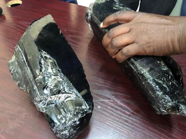 翡翠手镯专卖 价位坦桑尼亚一矿工发现特大坦桑石，获奖77亿，坦桑石是个什么东西  第1张