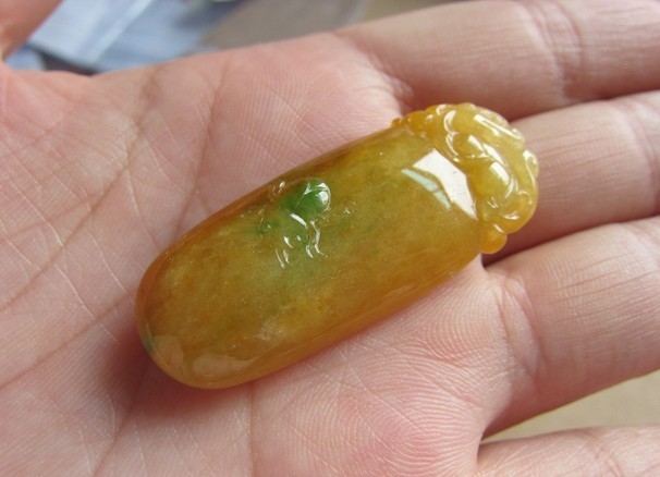 翡翠原石那个场口翡翠我见过，但是这些就有点黄了  第9张