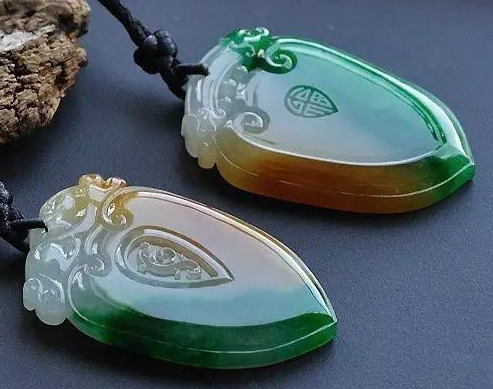 翡翠原石的种水和色怎么鉴别视频谁说黄翡不值钱，这件黄翡千手观音竟然要40万！  第7张