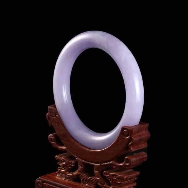 售价一千块和一万块的翡翠，它们的差别在哪里？  第9张