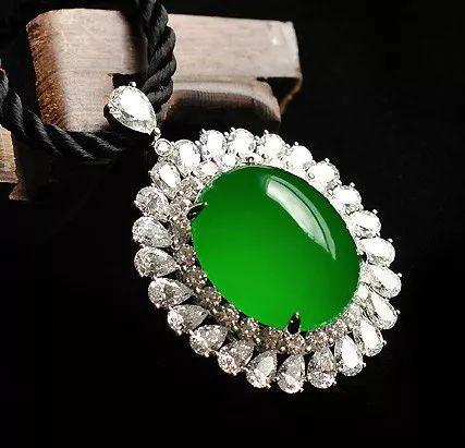 售价一千块和一万块的翡翠，它们的差别在哪里？  第1张