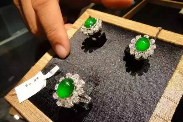 翡翠原石裂缝最常见的中低档翡翠，到底具不具备投资收藏价值？  第1张