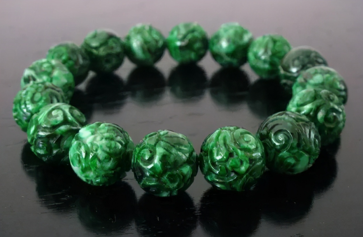 有绿不等于有价，盘点三种“带绿”却不建议入手的翡翠  第8张