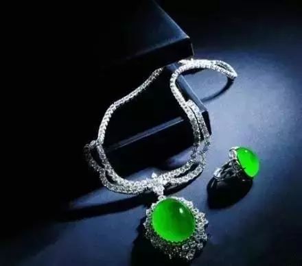 翡翠原石木纳怎么看顶级，极品翡翠，有人一辈子没见过！有钱或许都买不到了吧  第18张