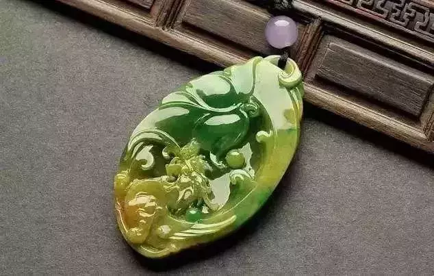 翡翠的颜色越多越值钱？千万别被骗了  第8张
