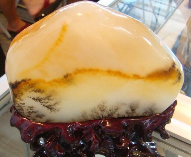 618秒杀翡翠手镯过去普通的石头，如今已成为玉石，说说黄龙玉  第3张