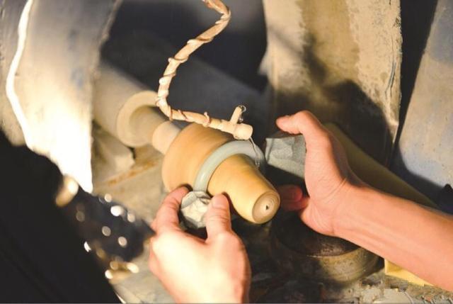 从原石到成品，十几道工序的磨练，终于知道翡翠手镯为什么那么贵  第12张