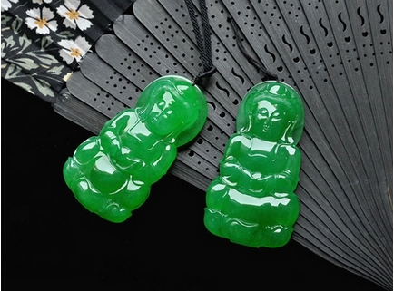 翡翠 春彩 挂件一抹绿的价值有多高？当它出现在翡翠里你就懂了！  第1张