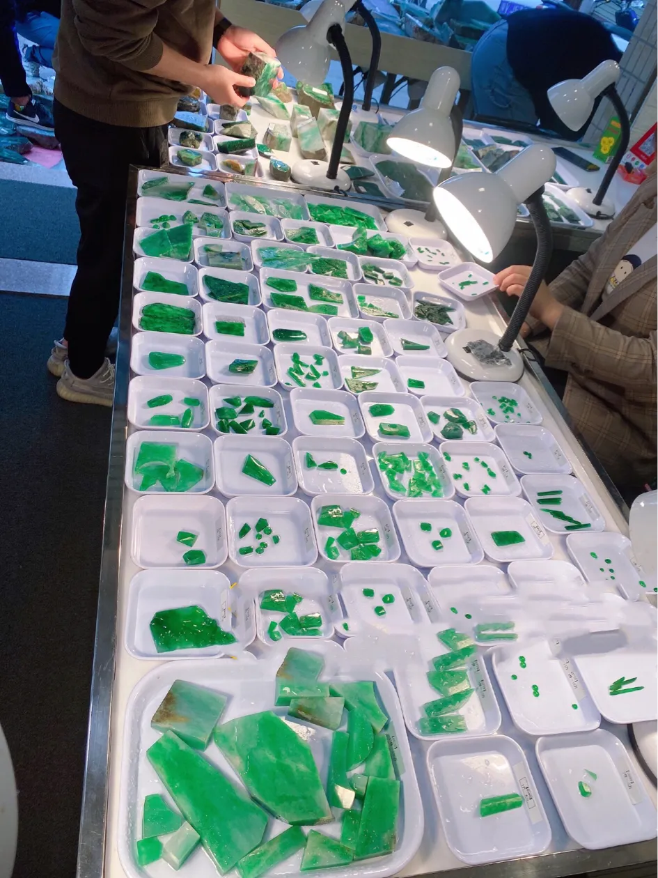 如今的翡翠市场，原石与材料已显缺乏，那么成品会随着涨价吗？  第2张