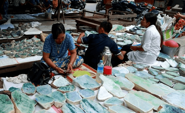 日赚40000！假如拿玉石摆地摊，他敢卖你敢买吗？  第15张