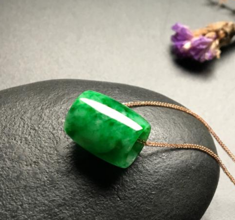 缅甸翡翠原石手镯料以往一件难求，如今数千元就能拿下，满绿翡翠开始贬值了吗？  第6张