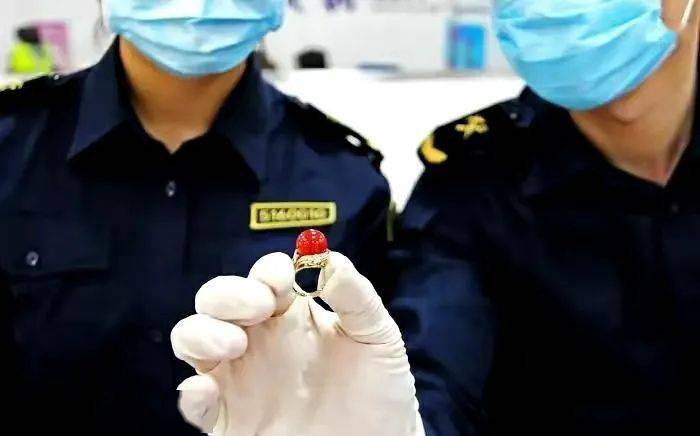 翡翠摆件梅兰竹菊寓意进境严查，随意买卖犯法！那些红珊瑚首饰又是从哪里来的呢？  第2张