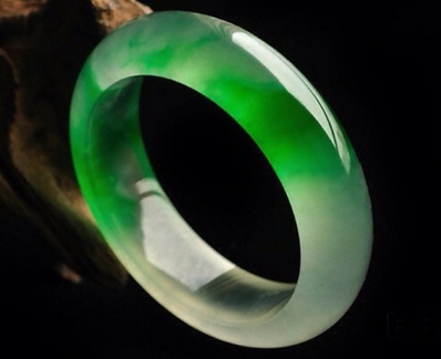 翡翠 春彩 挂件一抹绿的价值有多高？当它出现在翡翠里你就懂了！  第2张