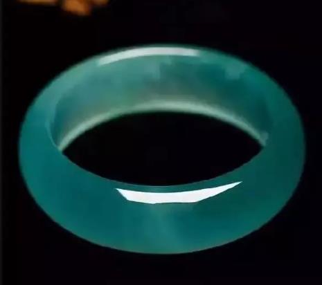 翡翠阳绿糯种什么？翡翠中的“水货”，竟然价最高  第3张