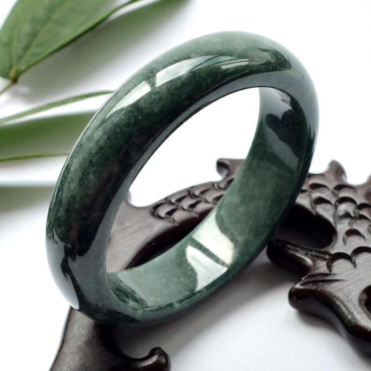 戴翡翠手镯的风水油青：我的魅力我做主  第1张