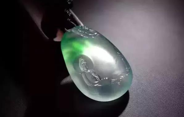 极品红翡翠挂件图翡翠是有种无色的好？还是有色无种的值钱呢？  第2张