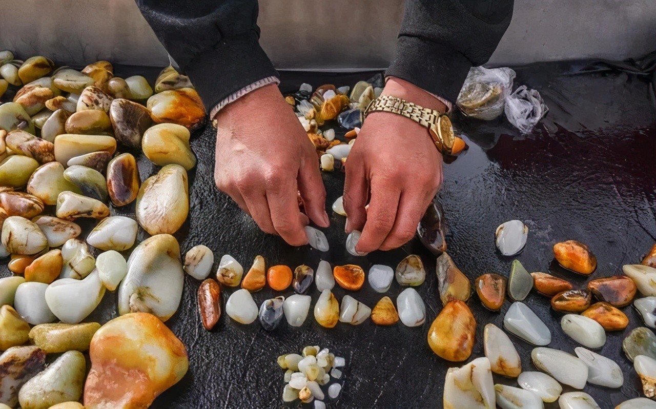 糯米种翡翠手镯价格从2020看2021，玉石行业将有哪些大变化？  第2张