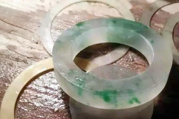 从原石到成品，十几道工序的磨练，终于知道翡翠手镯为什么那么贵  第9张