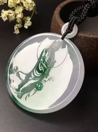 翡翠 春彩 挂件一抹绿的价值有多高？当它出现在翡翠里你就懂了！  第8张