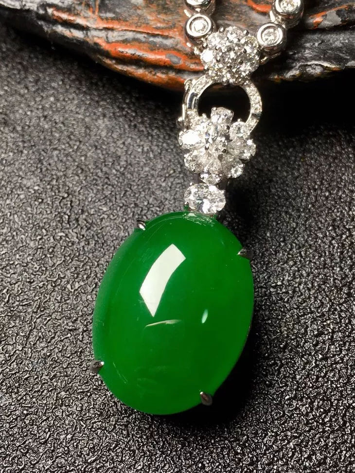 翡翠原石用切割机为什么翡翠卖得那么贵？翡翠市场行情是怎样的  第8张