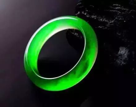 翡翠原石木纳怎么看顶级，极品翡翠，有人一辈子没见过！有钱或许都买不到了吧  第16张