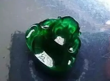 冰种紫罗兰翡翠好不好这不坑人嘛！好几十万的满绿翡翠，轻轻一碰就给碎了，心在流血  第8张