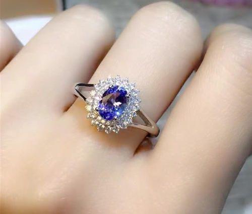 翡翠手镯专卖 价位坦桑尼亚一矿工发现特大坦桑石，获奖77亿，坦桑石是个什么东西  第9张