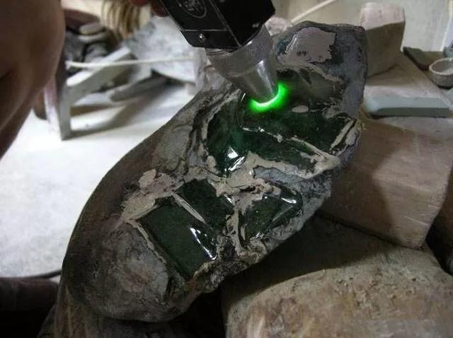 从原石到成品，十几道工序的磨练，终于知道翡翠手镯为什么那么贵  第2张