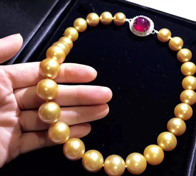 翡翠手镯有竖纹珠宝行业不景气，珍珠为何变珍贵？  第7张