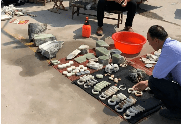 日赚40000！假如拿玉石摆地摊，他敢卖你敢买吗？  第14张