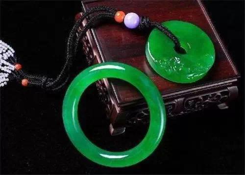 白底青种翡翠多少钱翡翠凭什么说投资收藏前景巨大？  第2张