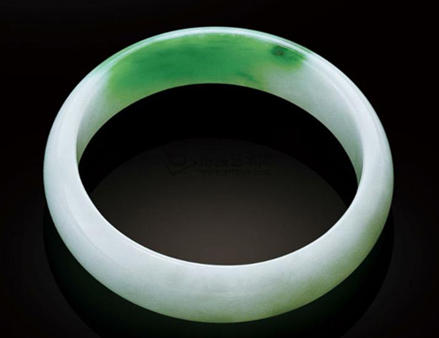 翡翠原石裂缝最常见的中低档翡翠，到底具不具备投资收藏价值？  第2张