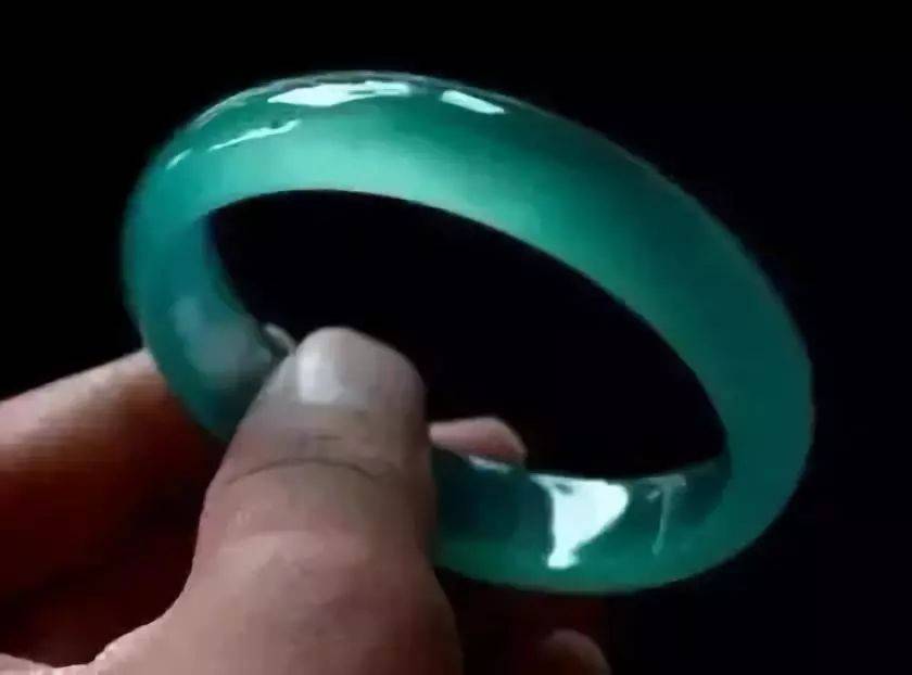 绿色的翡翠手镯神秘“网红”玉石品种，价格全靠吹，真的不值钱！  第19张