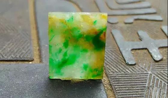 翡翠中的黄翡有收藏价值吗?  第2张