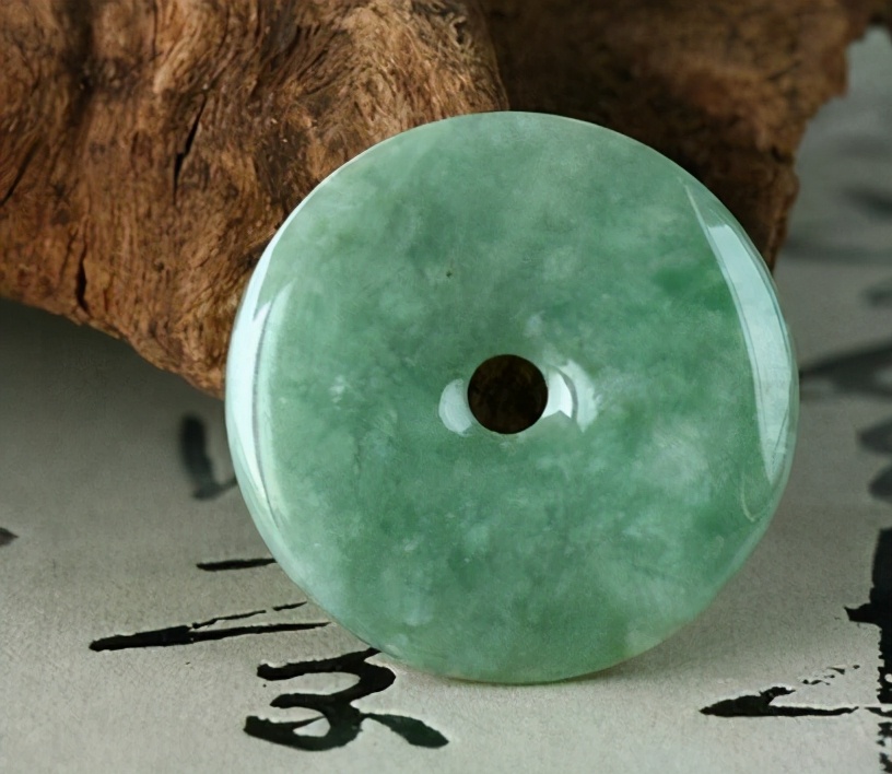 十有九豆，聊一聊翡翠市场中最常见的豆种翡翠  第5张