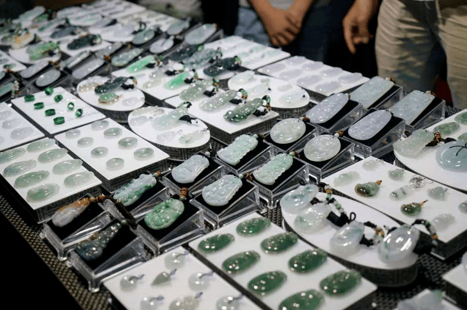 日赚40000！假如拿玉石摆地摊，他敢卖你敢买吗？  第7张