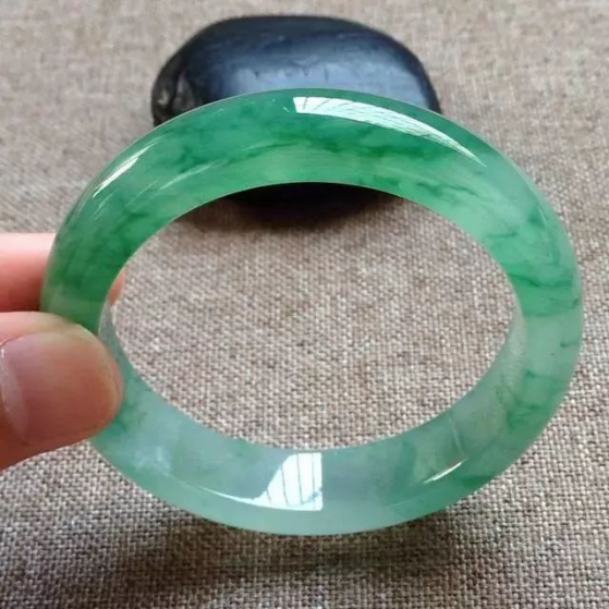 翡翠中有这样的金丝，价格立马翻几倍  第1张