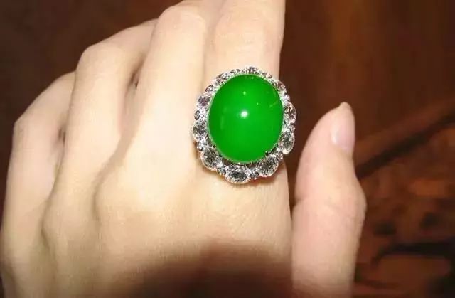 翡翠原石木纳怎么看顶级，极品翡翠，有人一辈子没见过！有钱或许都买不到了吧  第23张