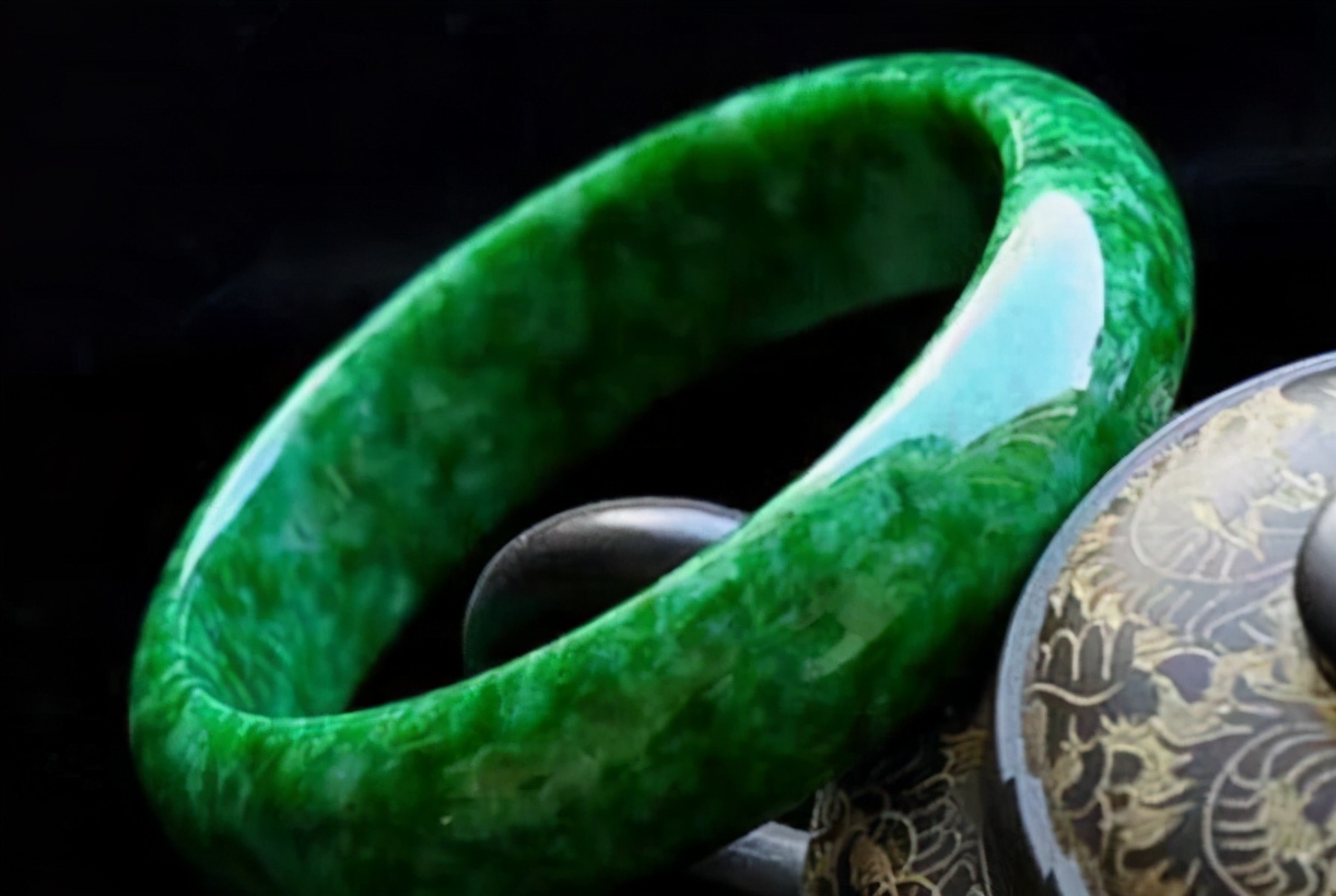 有绿不等于有价，盘点三种“带绿”却不建议入手的翡翠  第7张