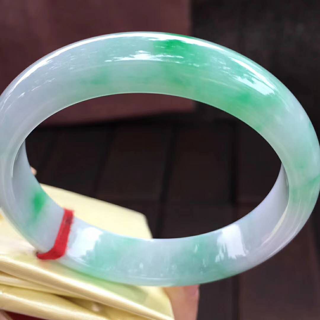 戴翡翠玉手镯飘花翡翠镯子贵在哪里？  第2张