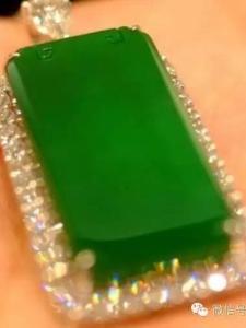 翡翠原石木纳怎么看顶级，极品翡翠，有人一辈子没见过！有钱或许都买不到了吧  第12张