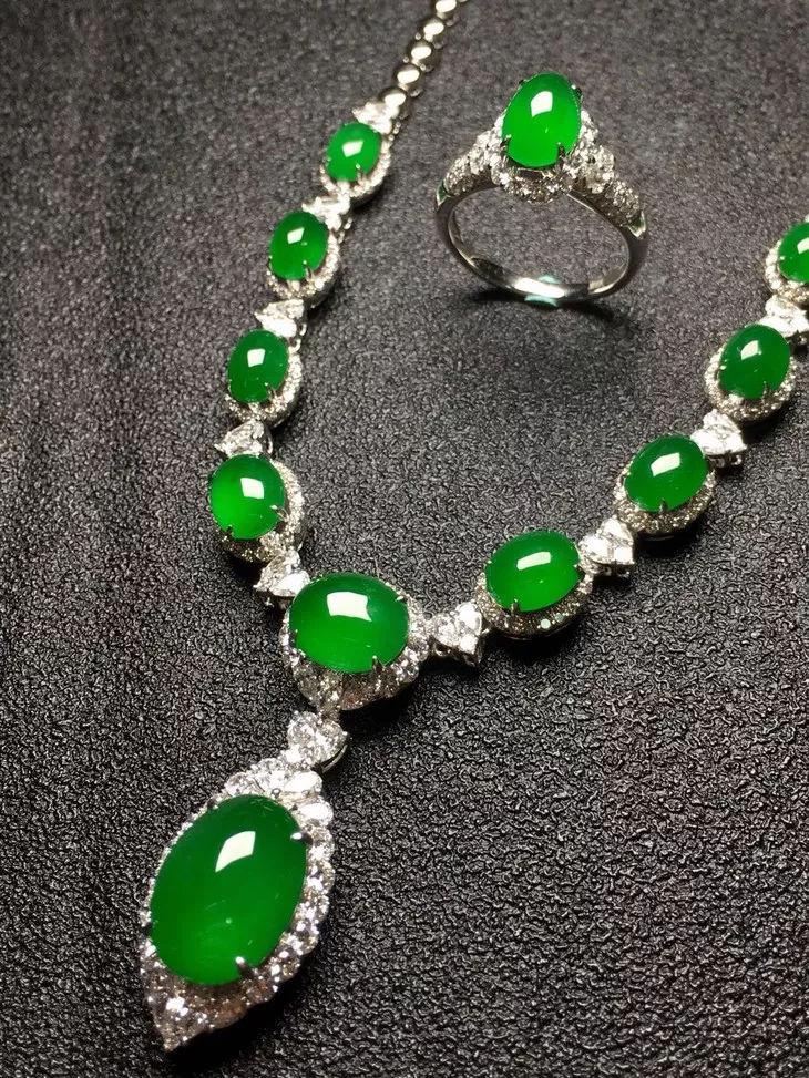 翡翠原石用切割机为什么翡翠卖得那么贵？翡翠市场行情是怎样的  第7张