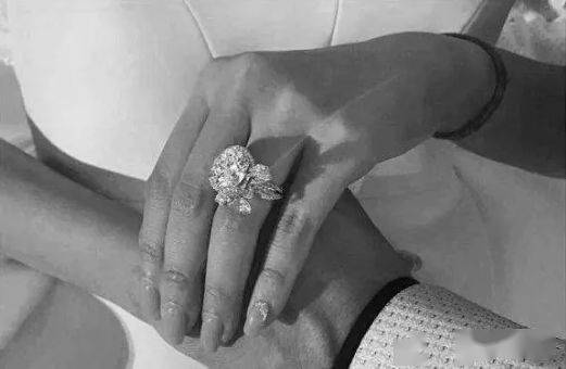 金鱼翡翠吊坠苏富比亿元成交一颗102.39克拉无瑕钻石，能够随身携带的“流通硬货”正是投资热门！  第4张