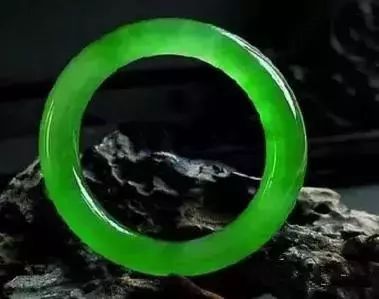 翡翠原石木纳怎么看顶级，极品翡翠，有人一辈子没见过！有钱或许都买不到了吧  第13张