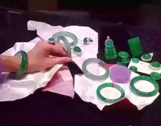 种老翡翠原石特征想到国外买珠宝玉石？小心被坑死！  第2张