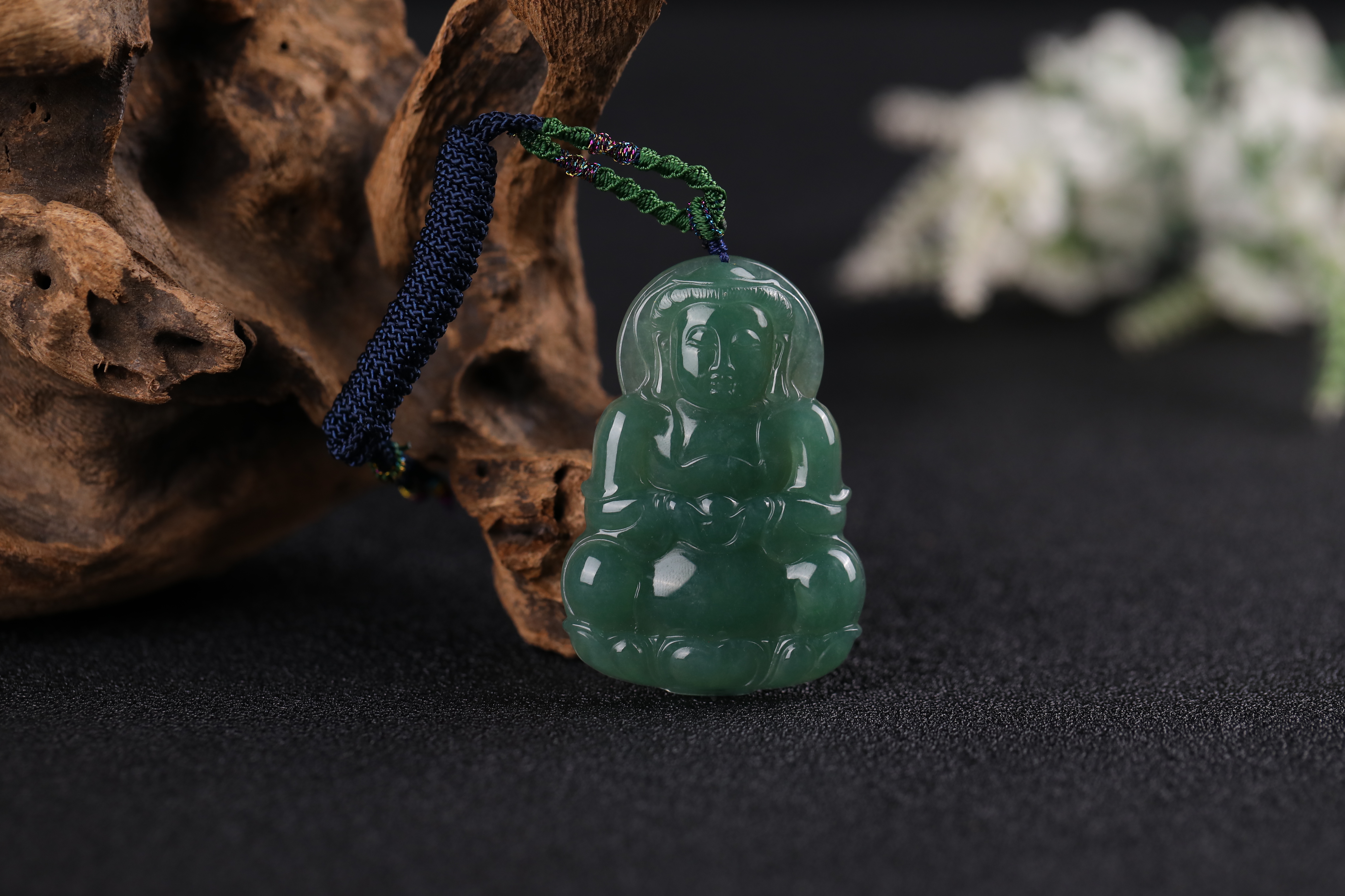 翡翠手镯能变小吗油青种翡翠被行内认为是“较亏的品种”，那它真的不值得购买吗？  第5张