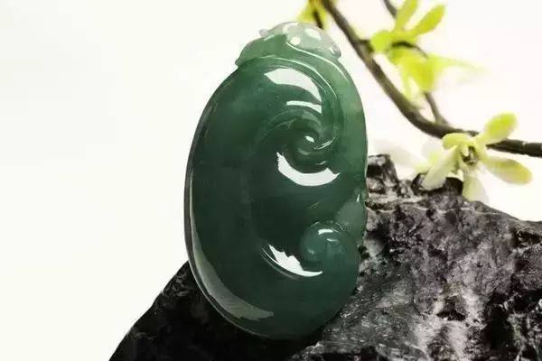 浅谈，油青种翡翠市场行情  第2张