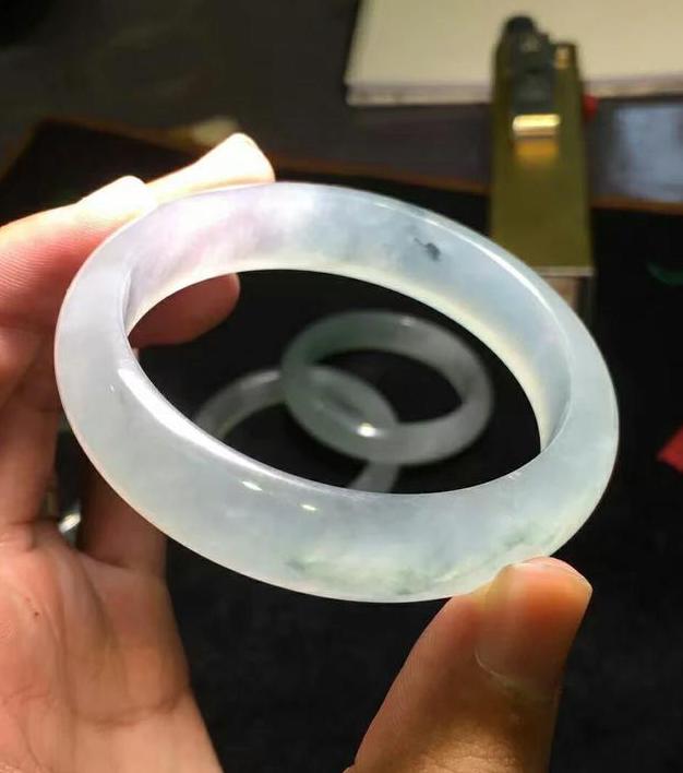 从原石到成品，十几道工序的磨练，终于知道翡翠手镯为什么那么贵  第14张
